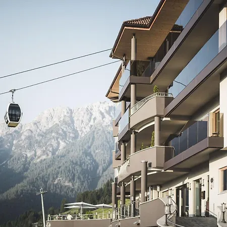 호텔 Kronplatz-resort Kristall 4*